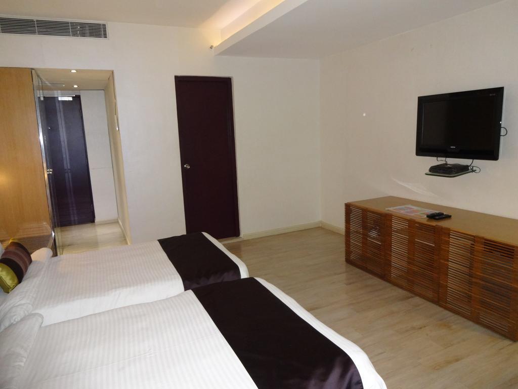 The Purple Leaf Hotels Hyderabad Exterior photo